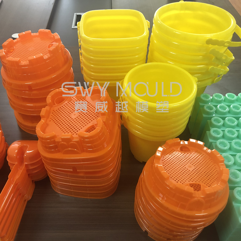 How can the injection molding process be optimized for plastic kid sand container production?